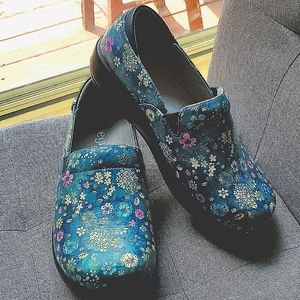 EUC Pretty Nursing shoes size 6